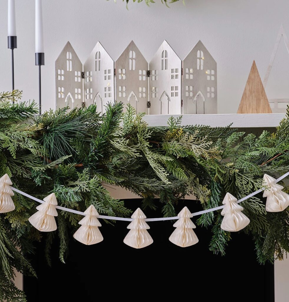 sapin guirlande papier recycle blanc sapin vert deco epuree