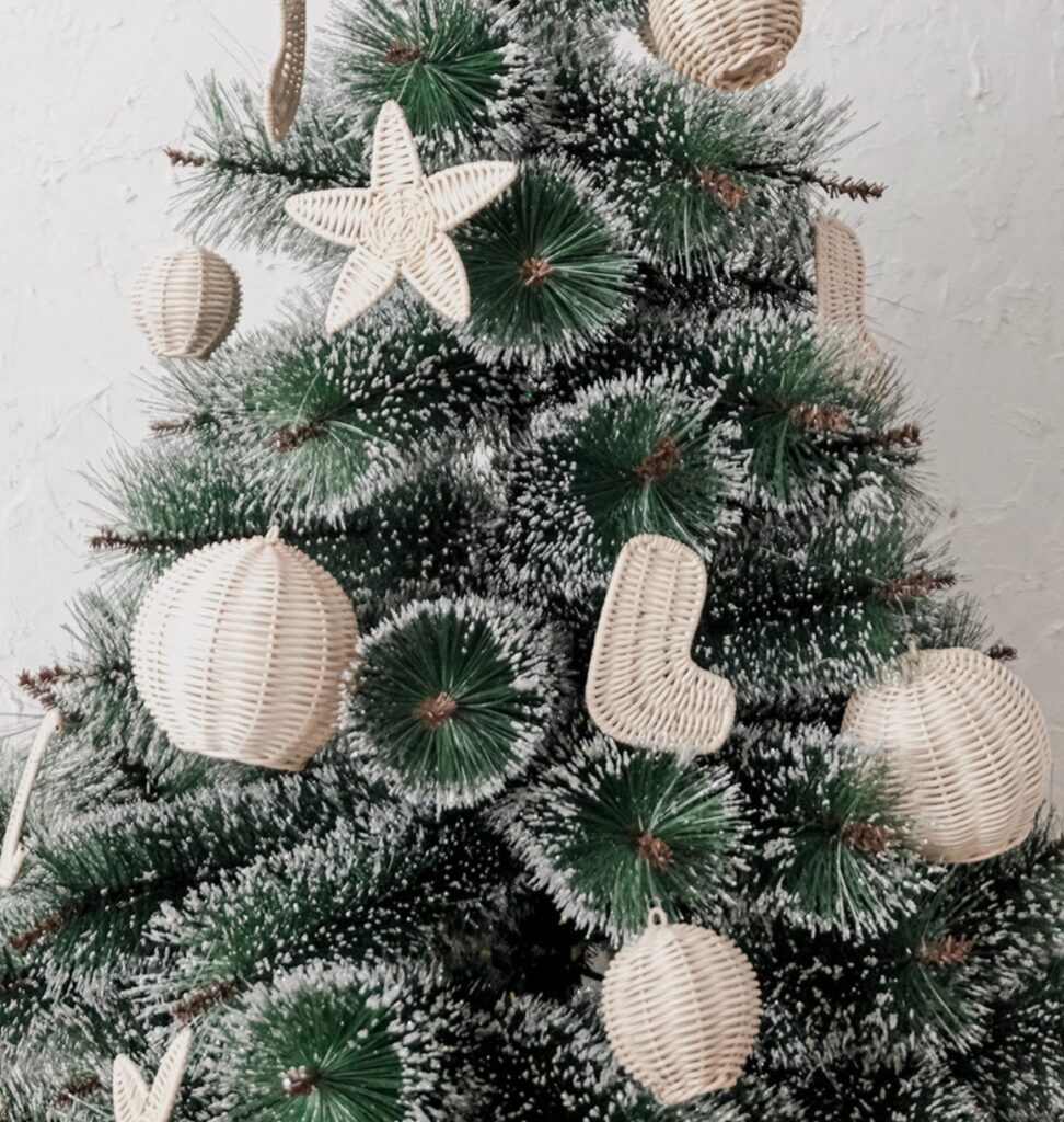 sapin vert deco accessoire boule blanche rotin