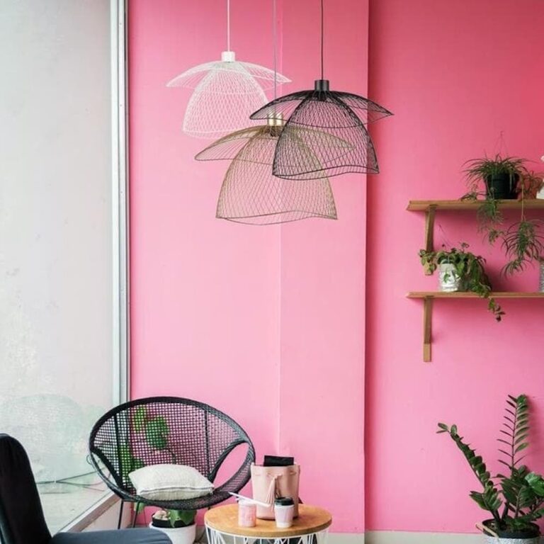 suspension metallique noir laiton mur rose plante verte