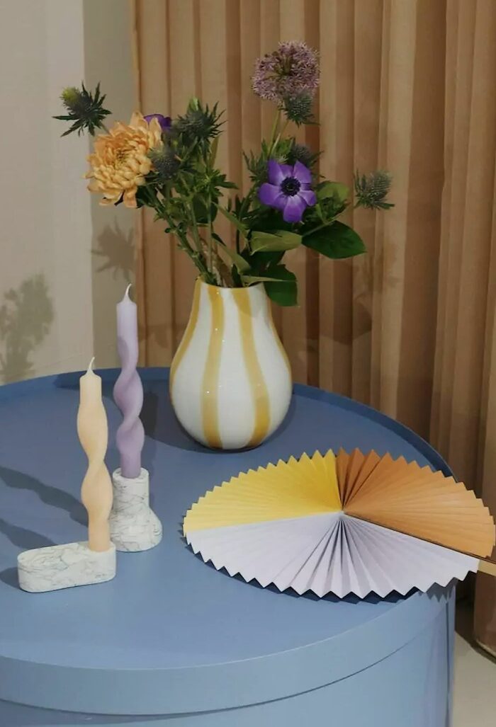 table bleu ronde bouquet de fleurs vase blanc jaune design contemporain bougie