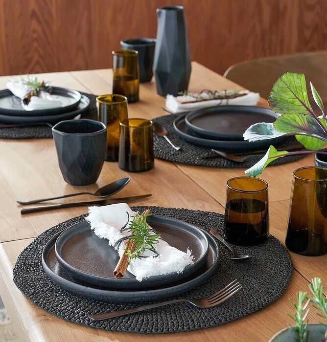 table bois set rond assiette verre couvert noir deco moderne