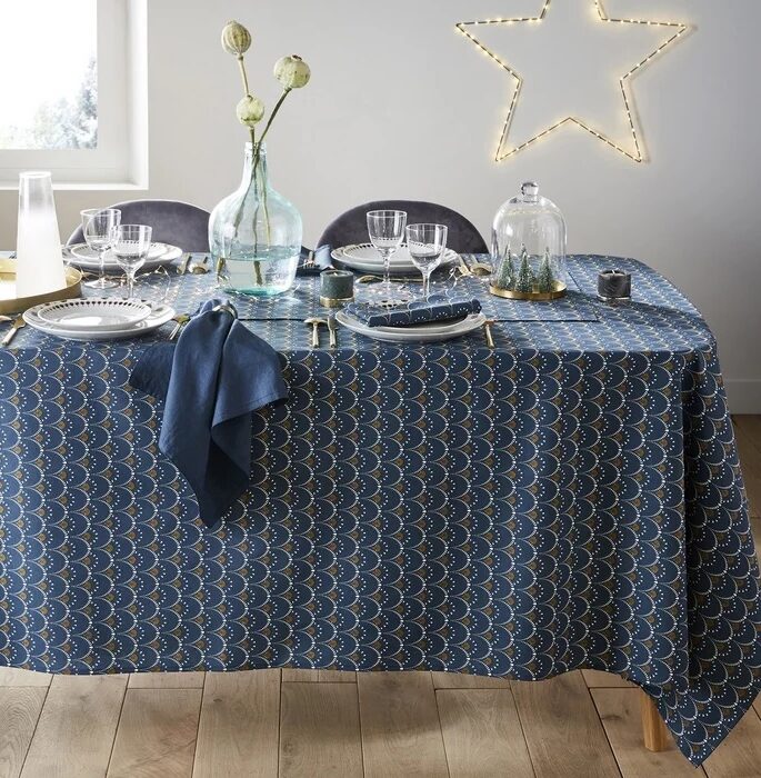 table nappe bleu etoile sol parquet boise