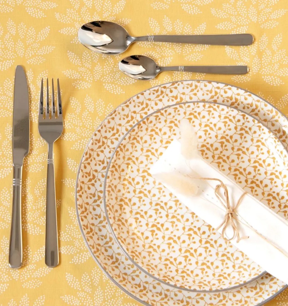 table nappe jaune motif blanc assiette ronde