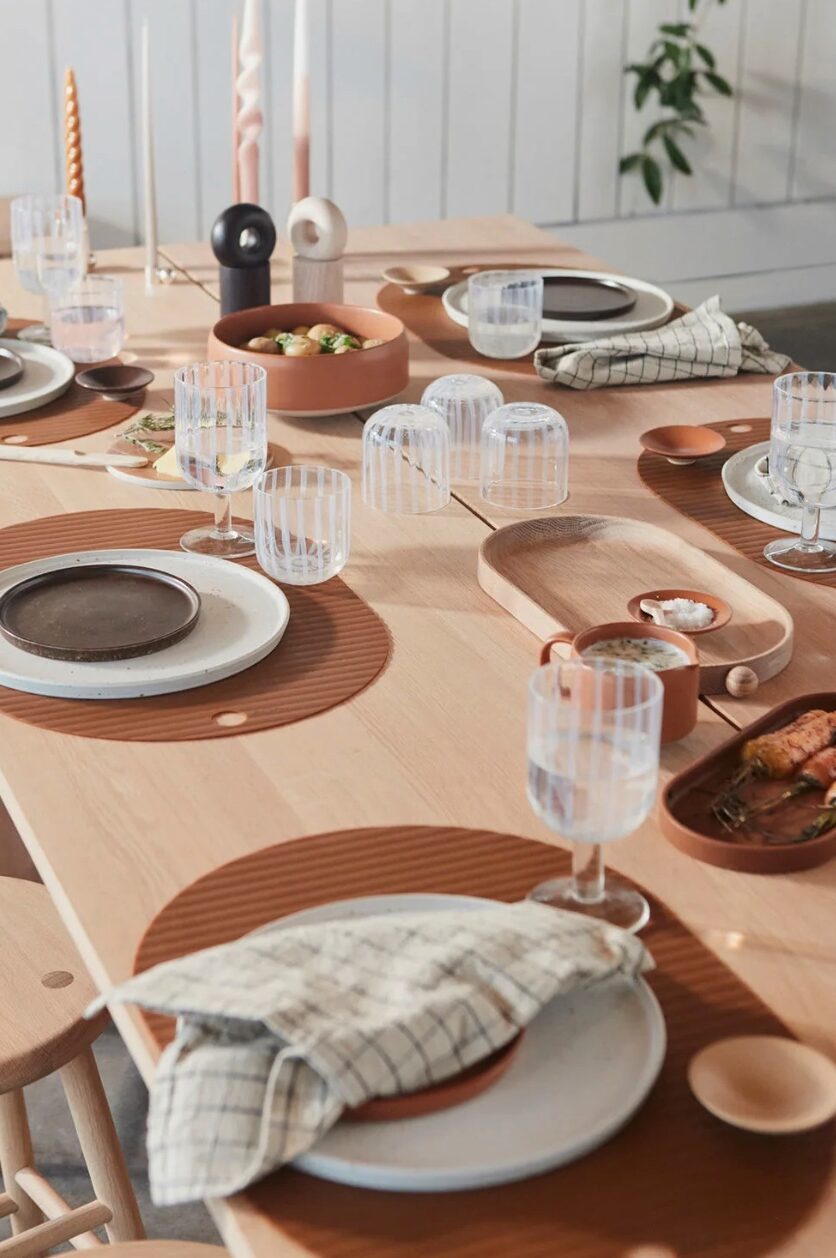 table rectangle bois assiette ronde blanche set marron