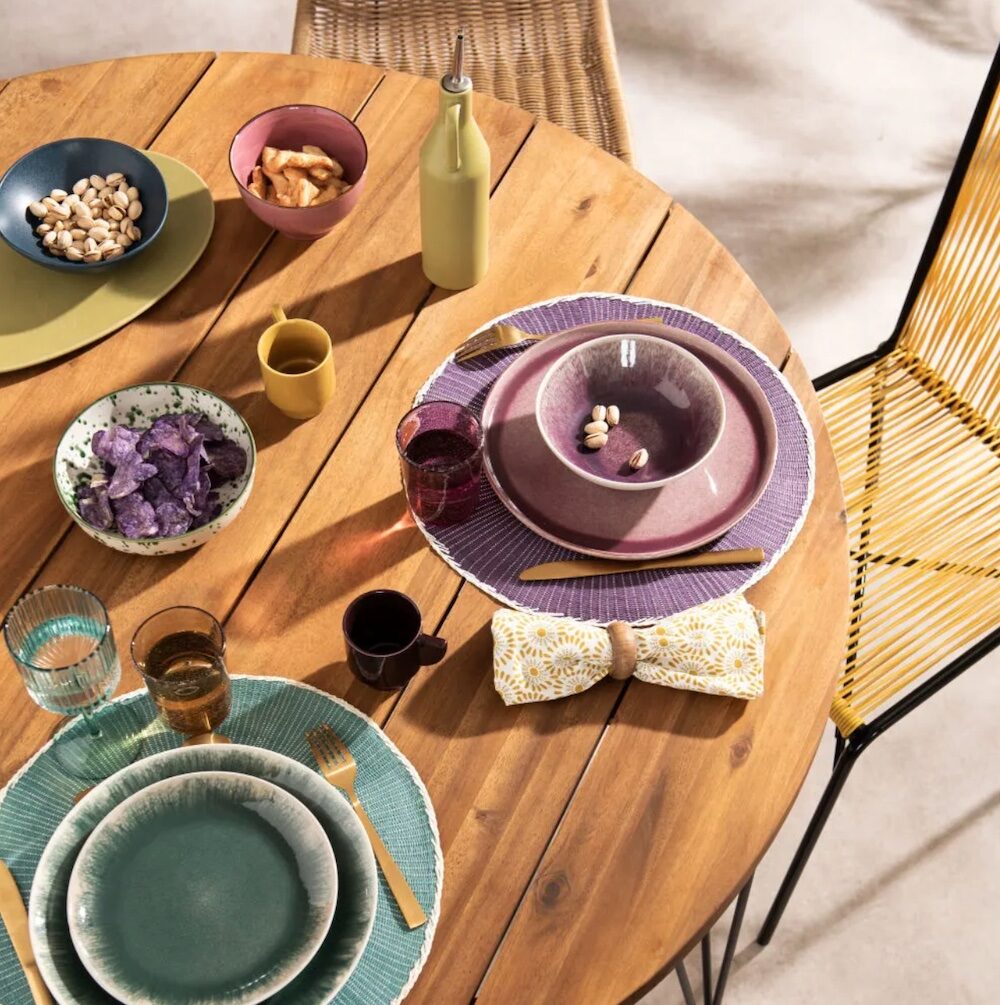 table ronde bois couvert assiette violet bleu canard
