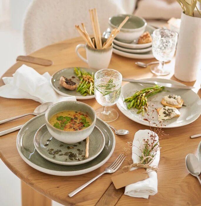 table ronde bois rustique assiette bol vert pastel champetre