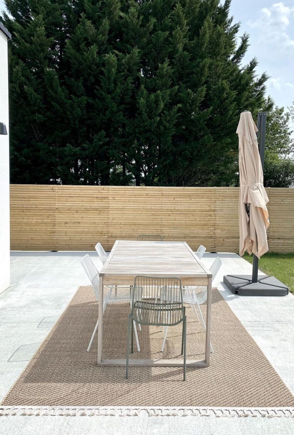 terrasse béton gris clair tapis beige frange table boisterrasse béton gris clair tapis beige frange table bois