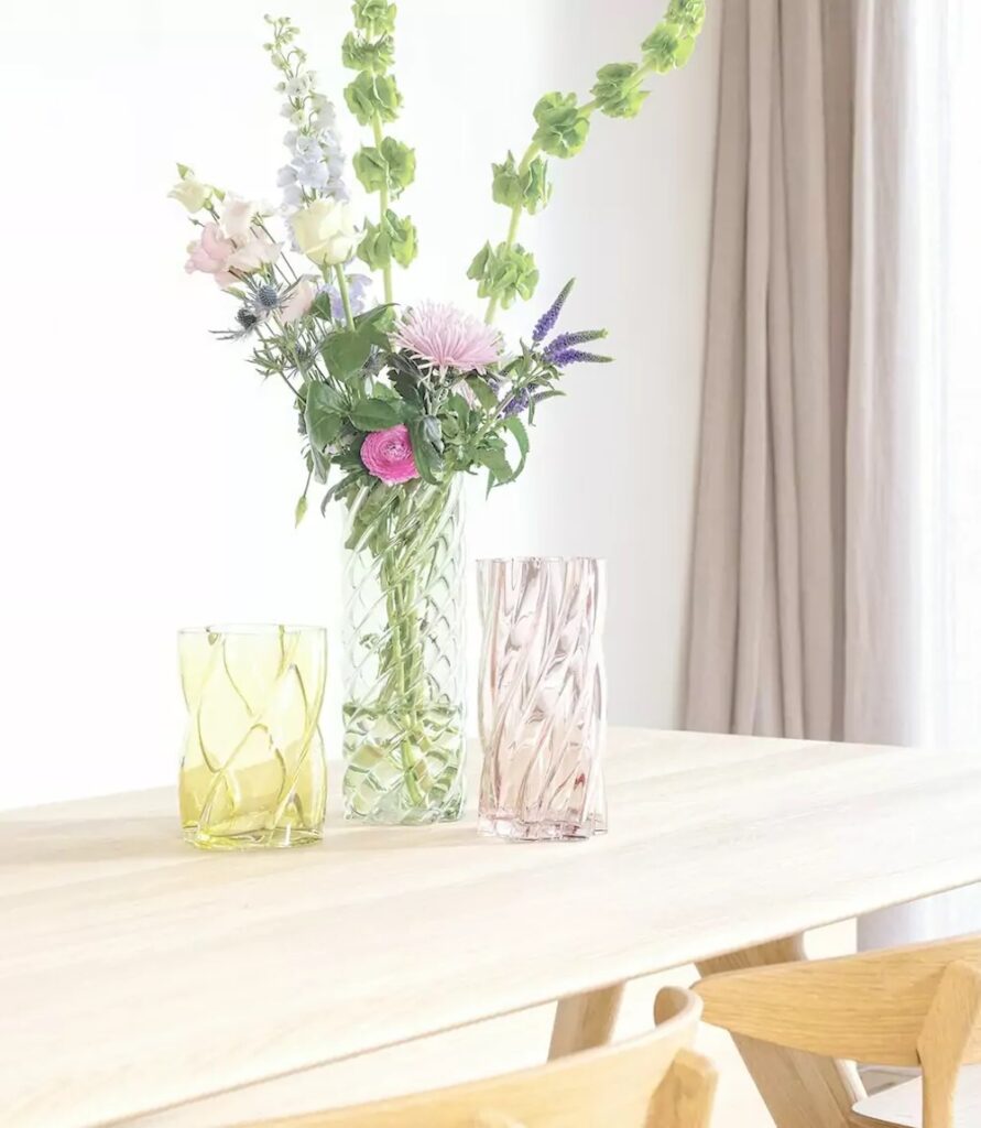 vase verre rose vert jaune design bouquet fleur table bois