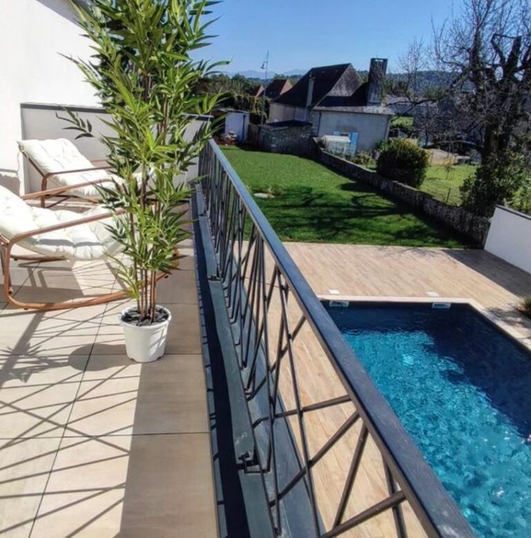 balcon espace exterieur piscine chaise longue