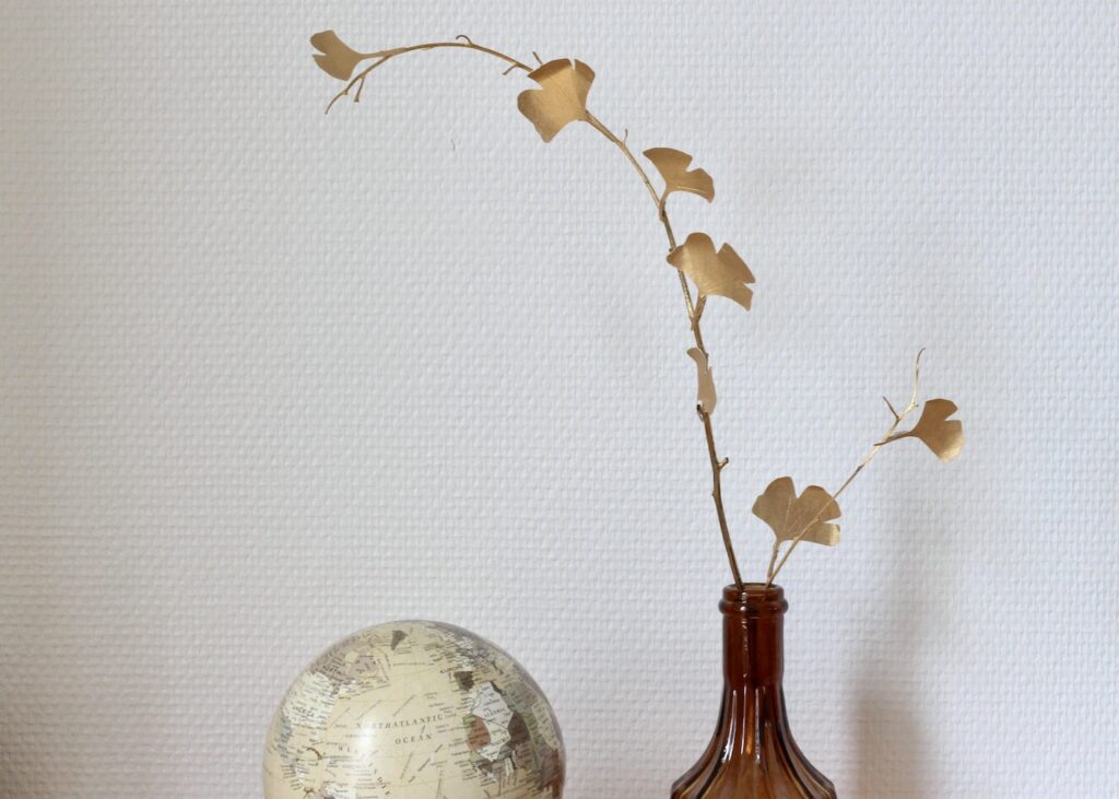 Décoration Métal Feuille De Ginkgo Biloba Dorée - Sculpture Moderne Pour Salon, Bureau, Table (21x18 Cm)