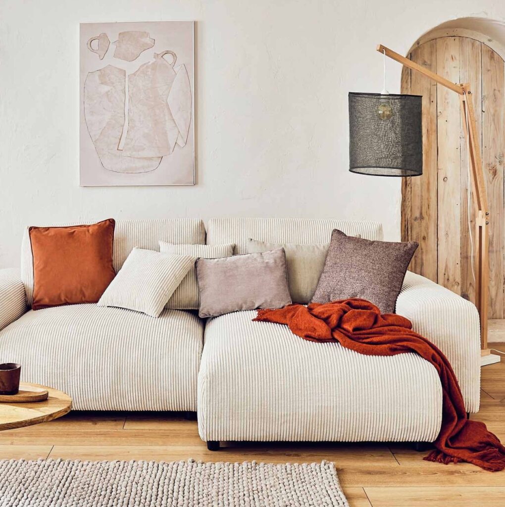 canape beige velours plaid rouge coussin orange deco chaleureuse rustique