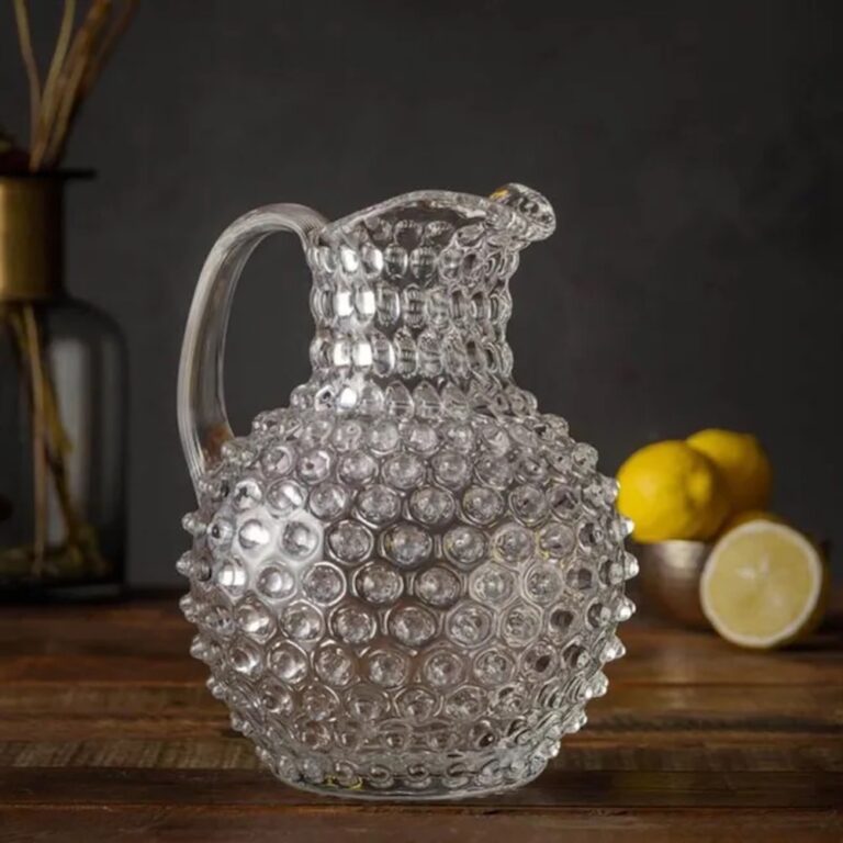 carafe cristal relief table bois deco cuisine