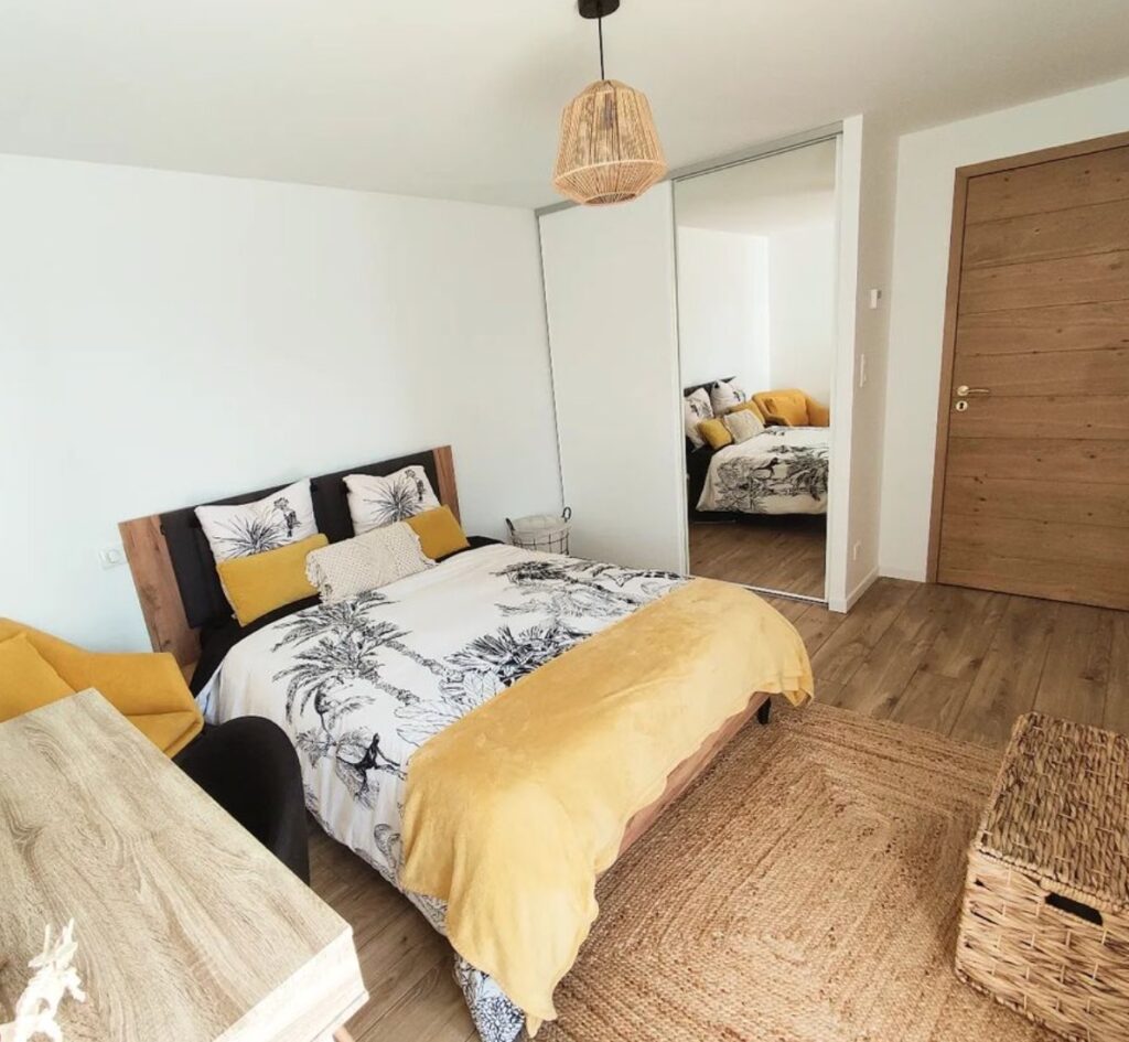 chambre enfant lit double jaune tapis rotin