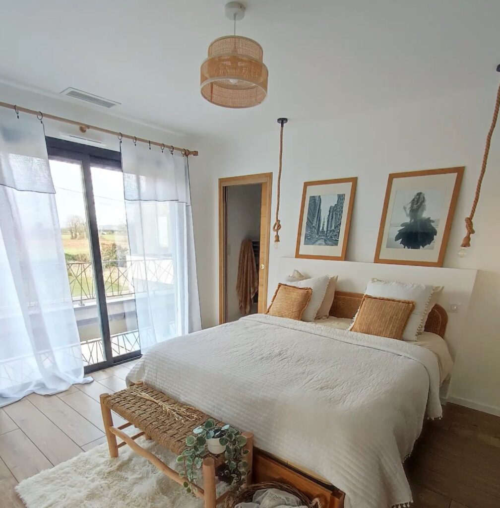 chambre parentale lit double banc rotin tapis blanc suspension