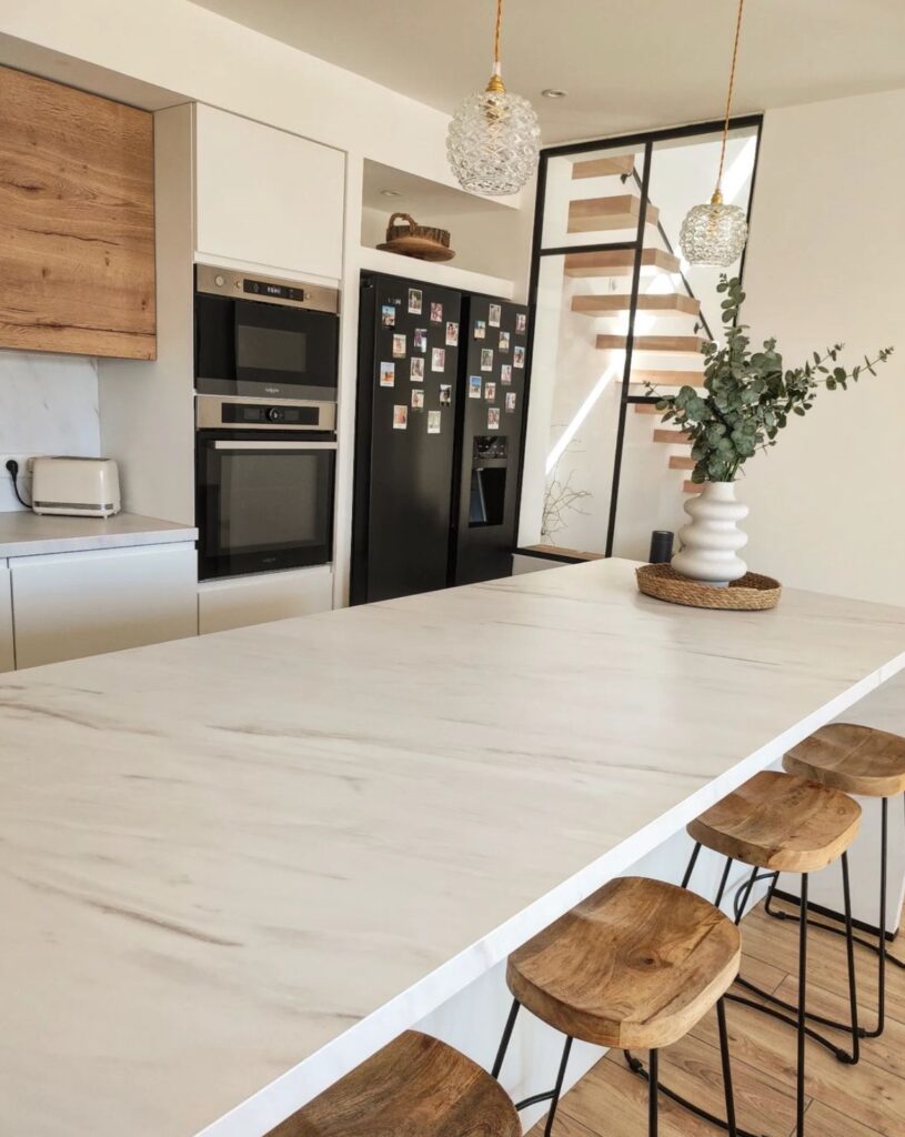 cuisine ouverte ilot central marbre blanc tabouret haut bois