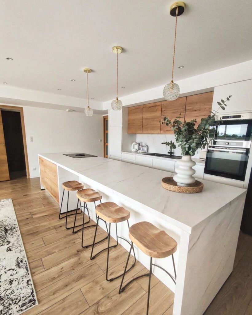 cuisine ouverte ilot central marbre blanc accessoire laiton