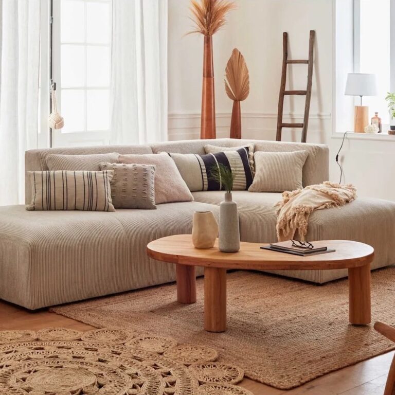 deco interieure canape d'angle beige blanc creme velours cotele table basse bois