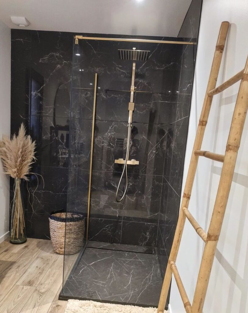 douche marbre noir echelle bois panier osier