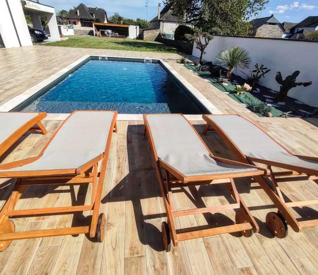 jardin terrasse piscine transat beige