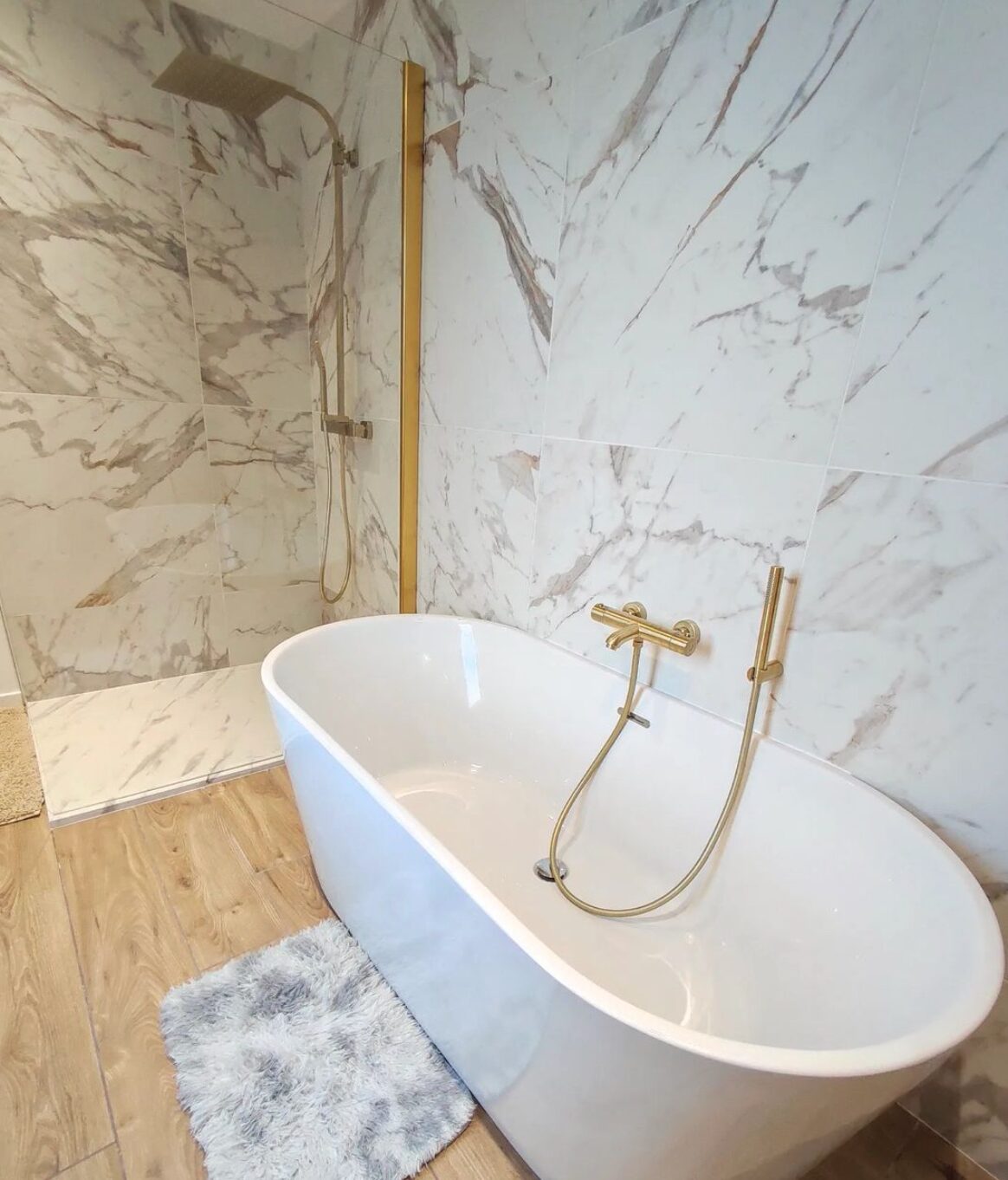 salle de bain marbre blanc baignoire parquet bois