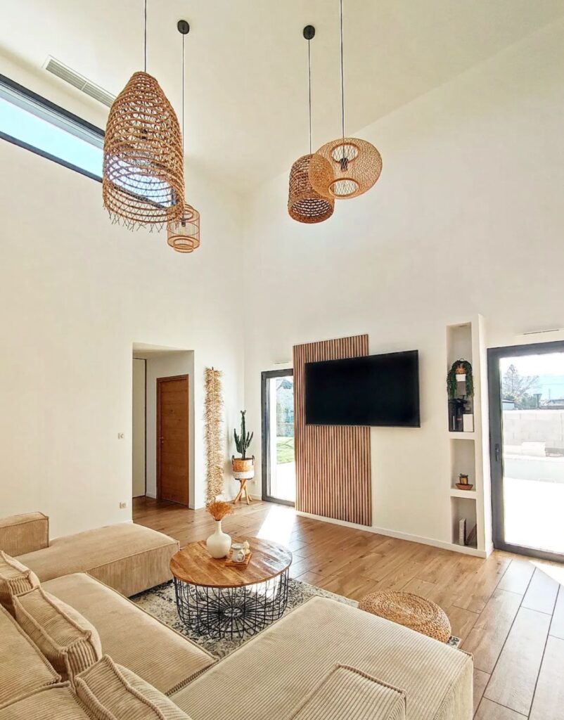 salon canape velours cotele suspension rotin deco champetre mur bois table basse ronde