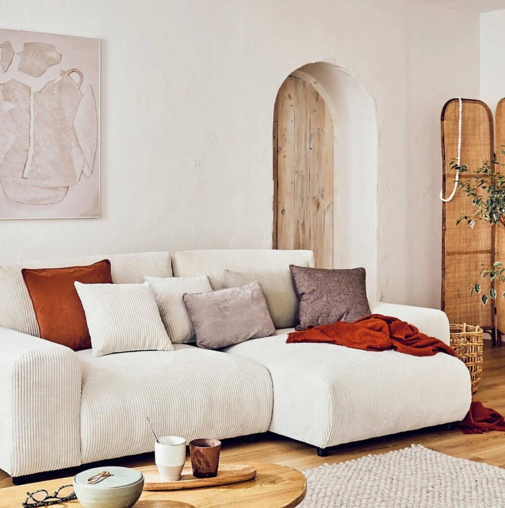 salon deco rustique confortable canape arrondie blanc paravent bois