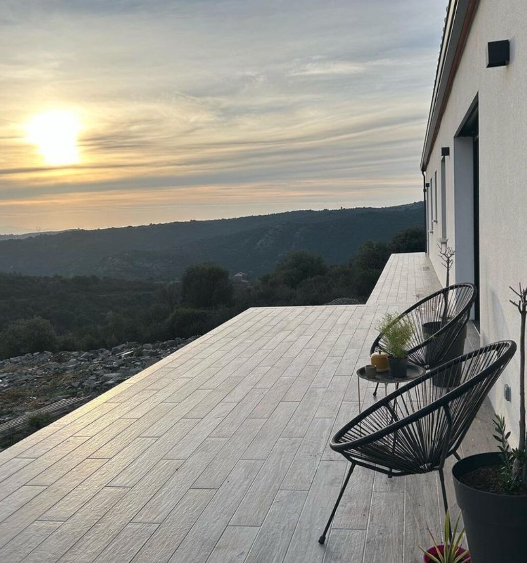 maison à Carcassonne avec vue terrasse carrelage effet parquet