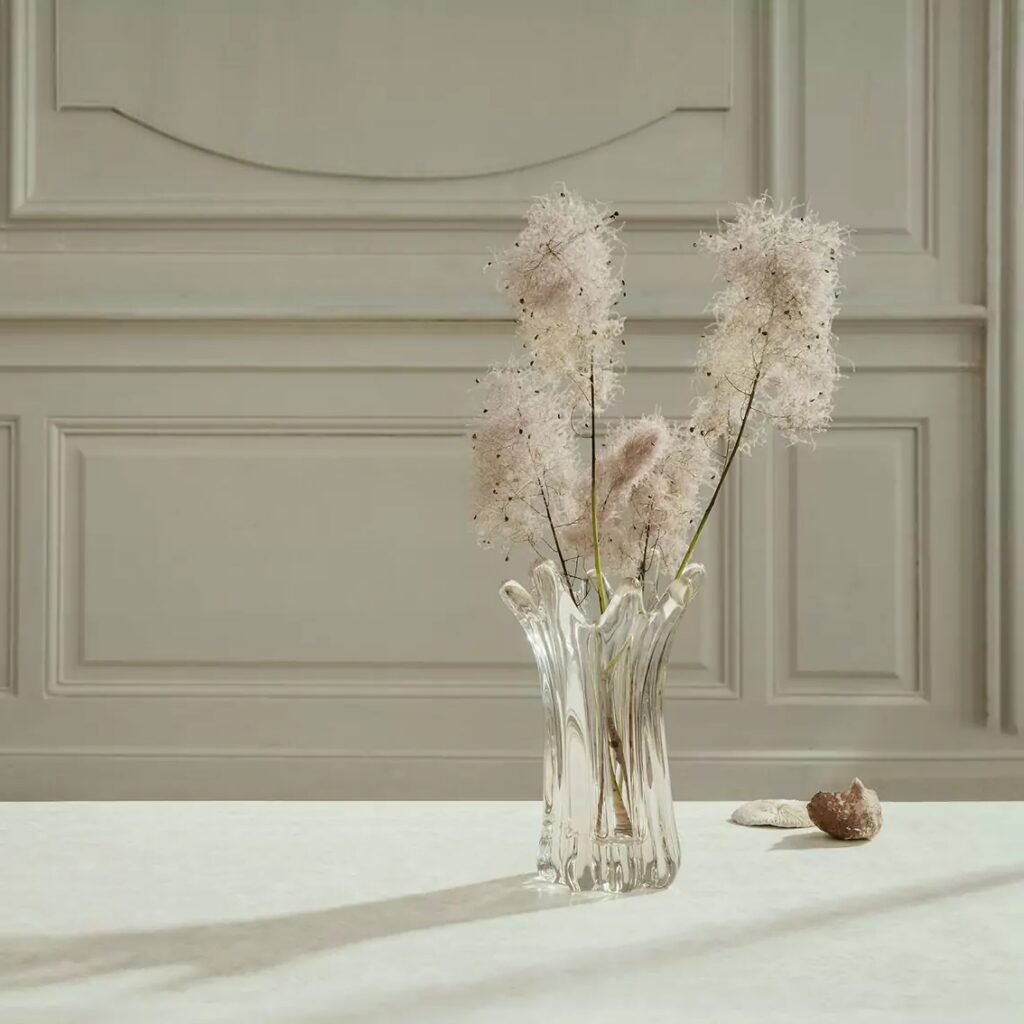 vase cristal deco elegante transparente mur moulure taupe