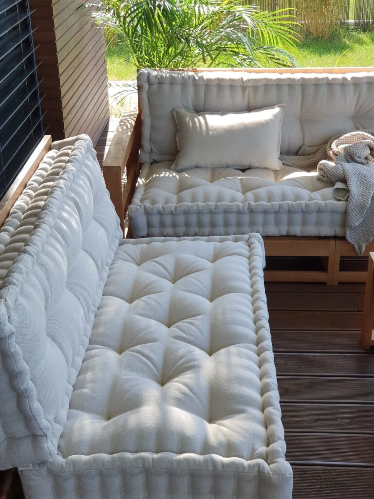 banquette bois canape salon jardin coussin blanc