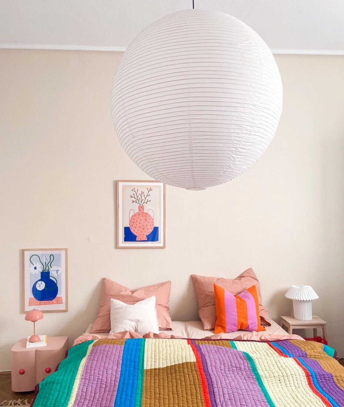 chambre hej_colourful.home lit double drap colore rose suspension blanche