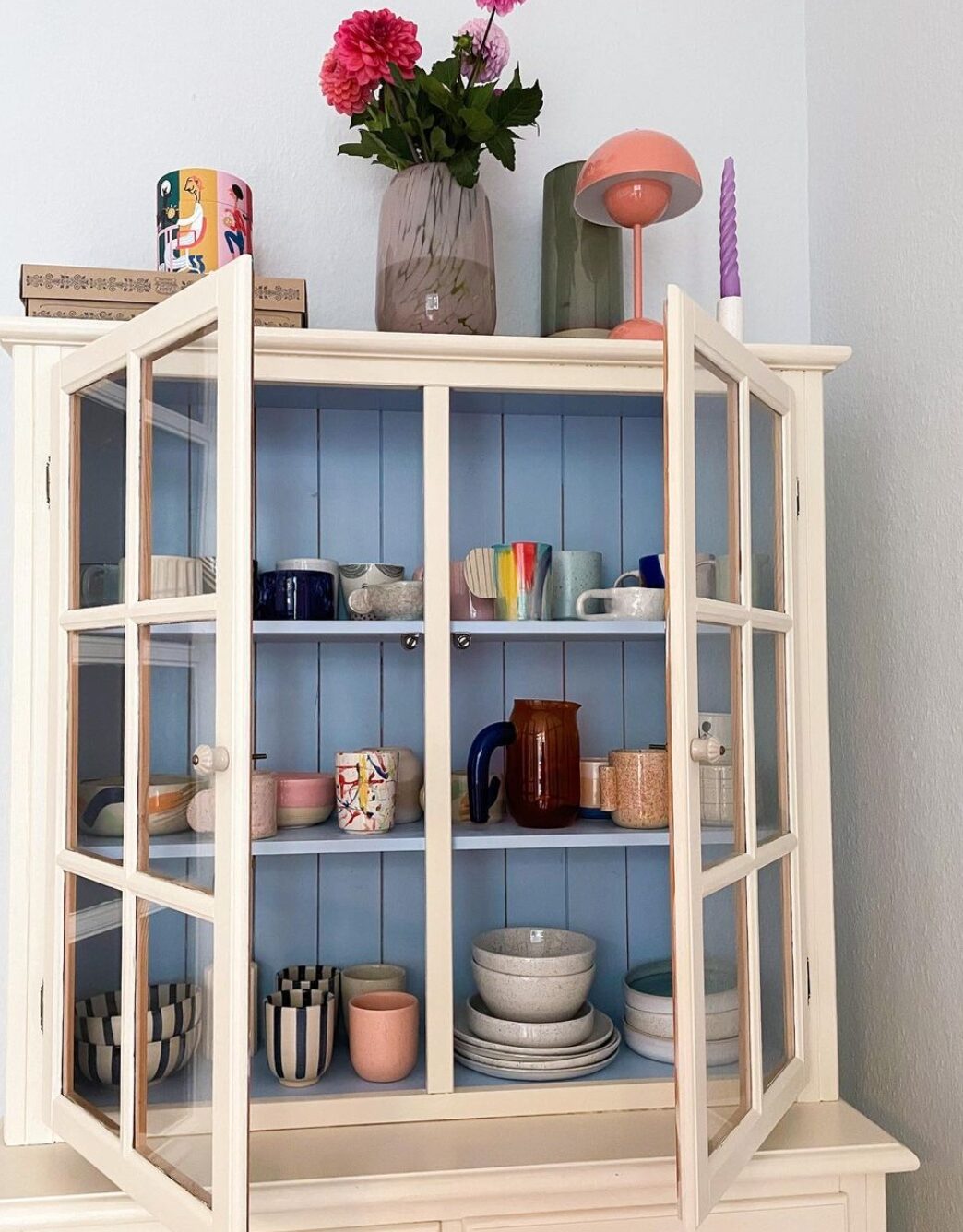 cuisine commode vintage porte vitre fond bleu