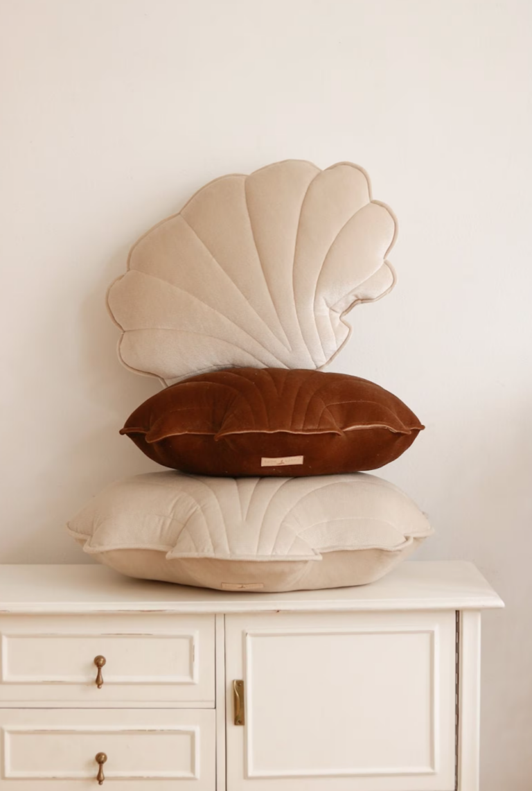 deco coussin coquillage blanc rouge bordeaux deco epuree chic