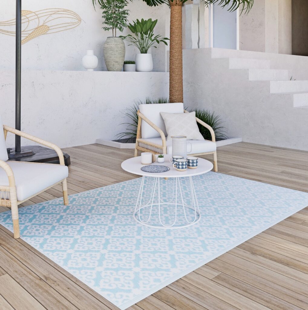 jardin salon tapis exterieur bleu clair parquet bois lame palmier