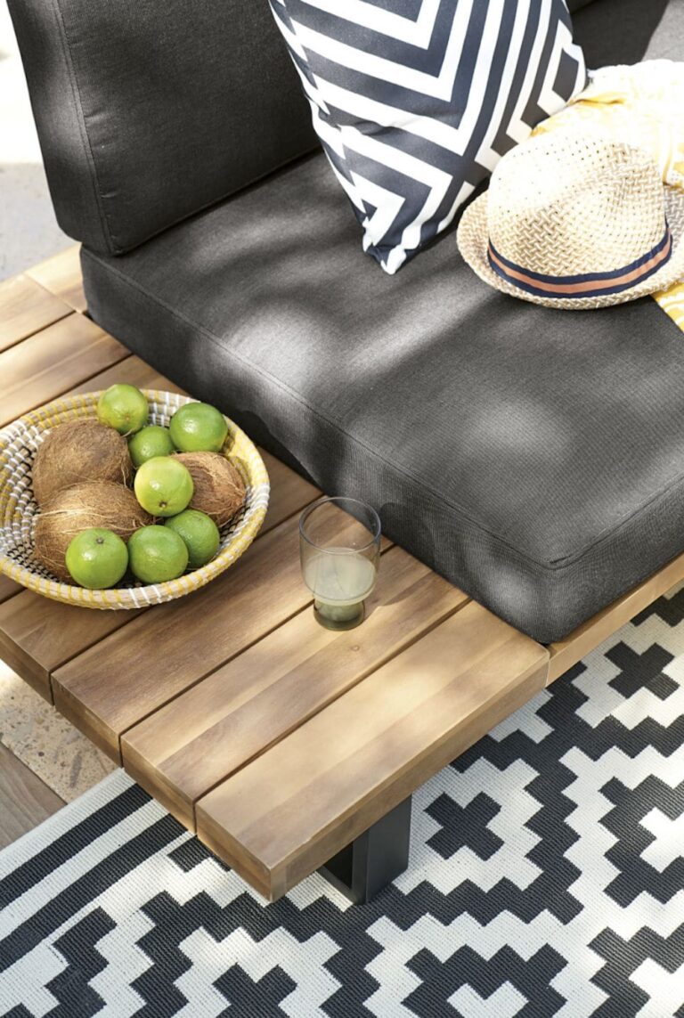 salon jardin tapis coussin banquette noir blanc exterieur
