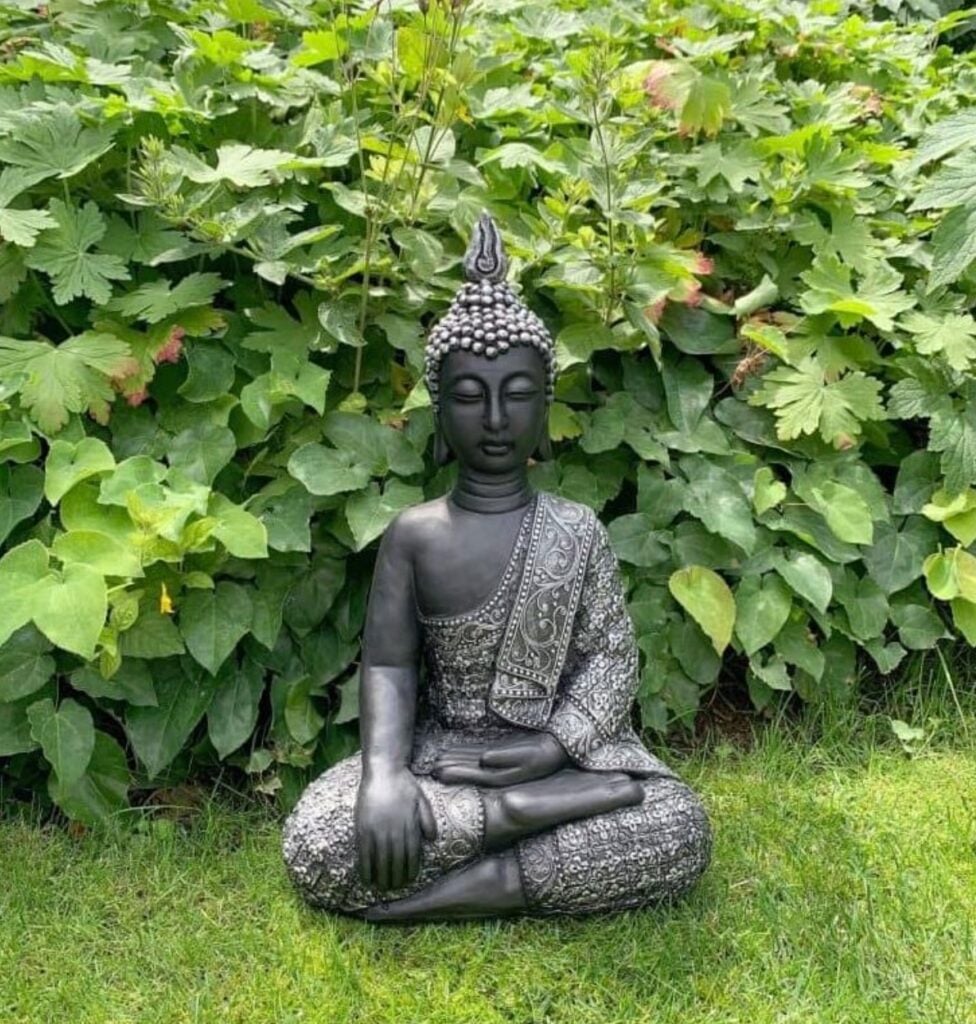 statue pierre noir gris fonce jardin exterieur