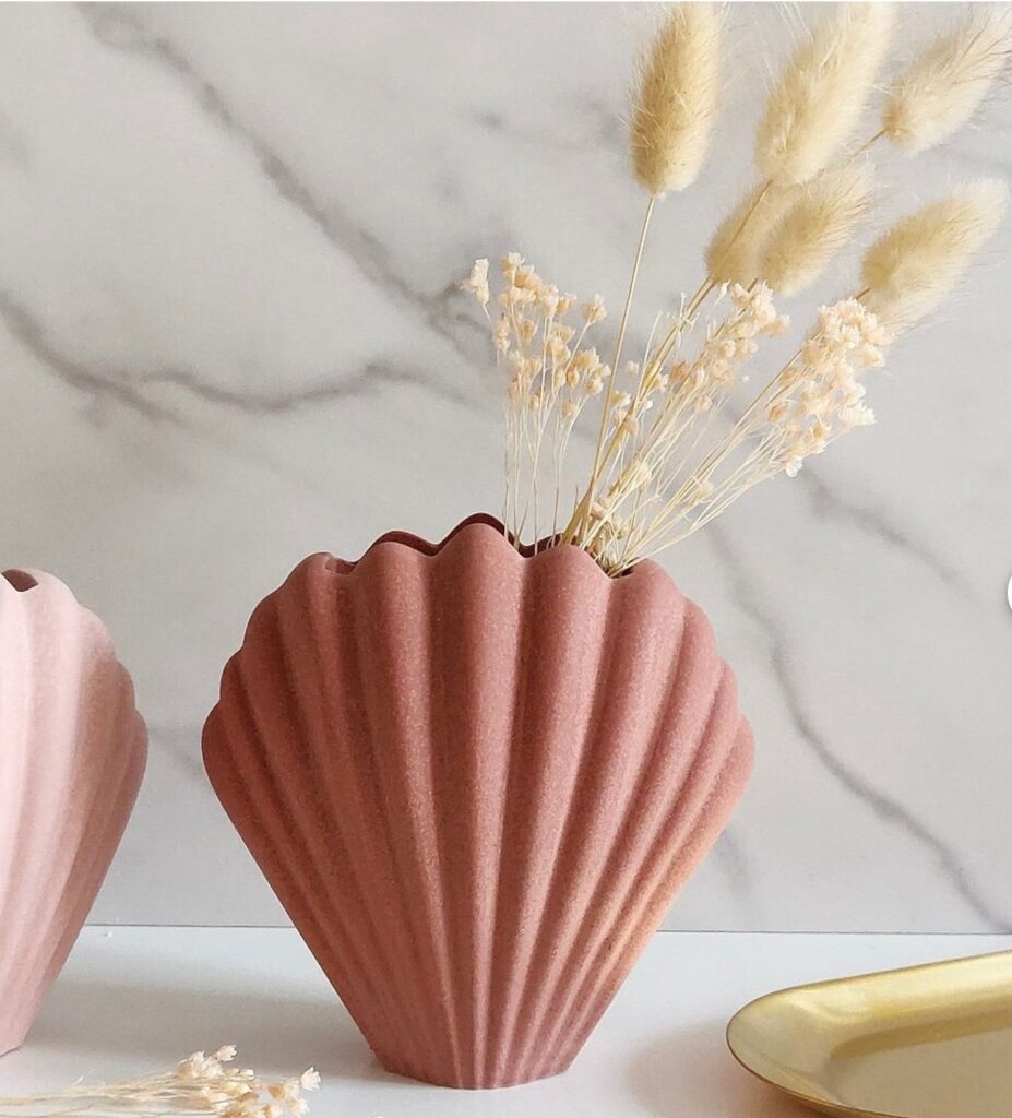 vase coquillage rouge terracotta bouquet fleurs sechees champetre mur marbre