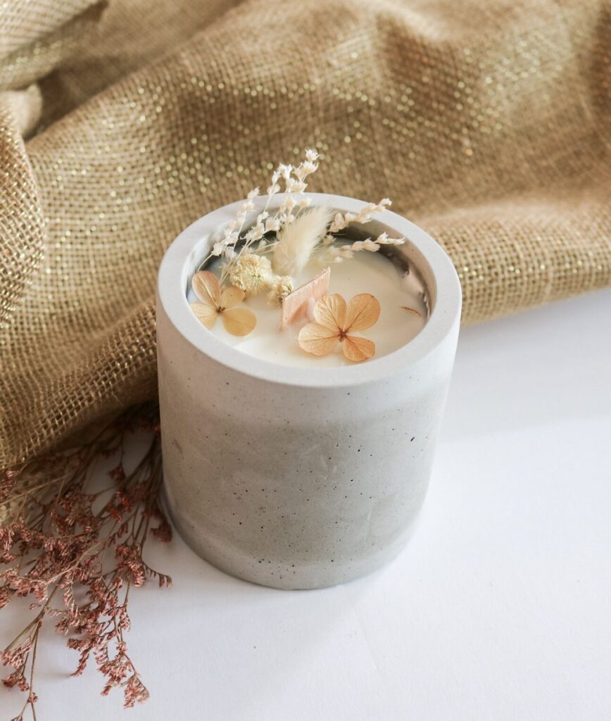 Bougie Beton gris clair fleur deco champetre moderne