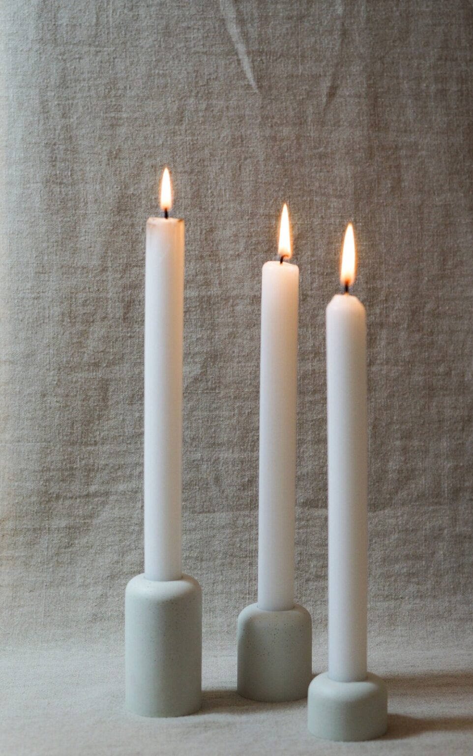 bougie moderne gris blanc deco sobre