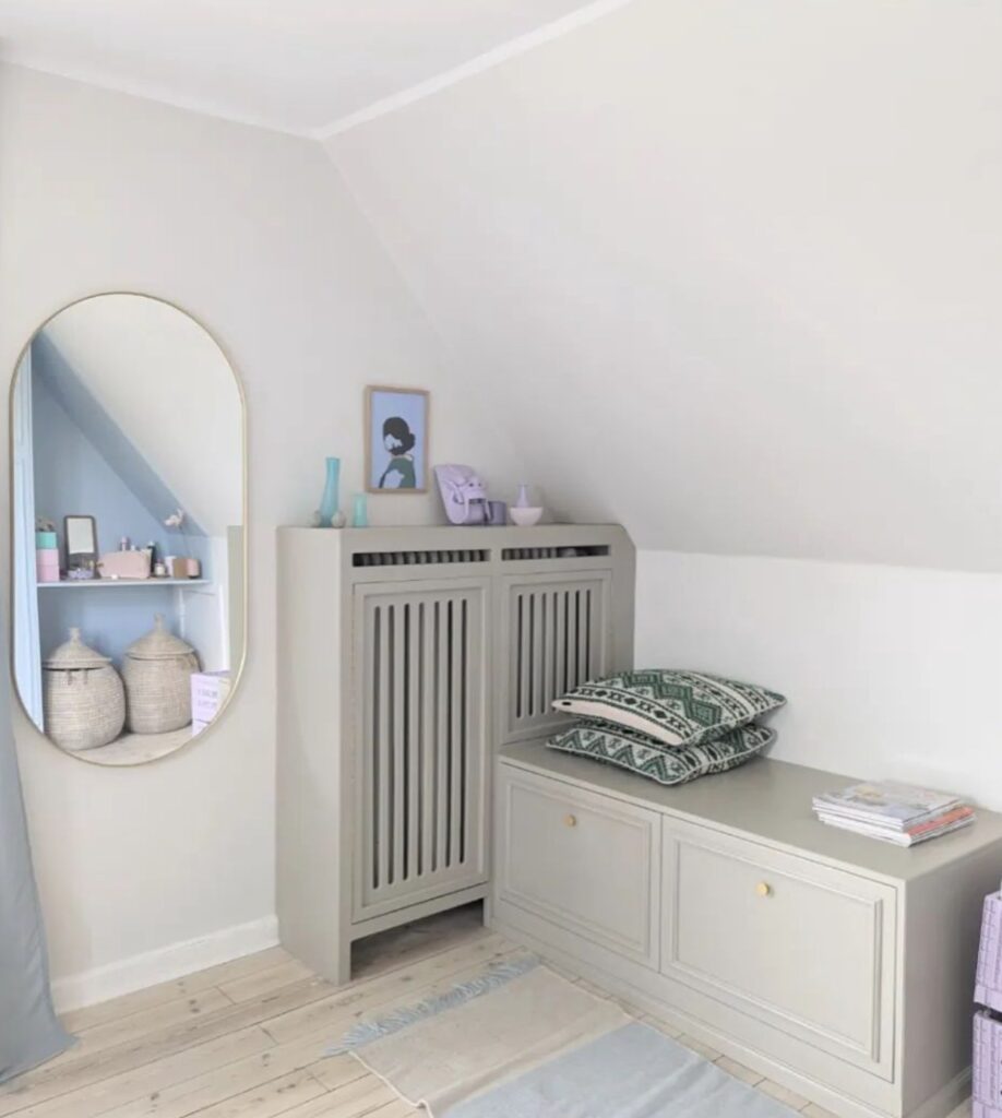 chambre commode gris parquet bois miroir oval laiton