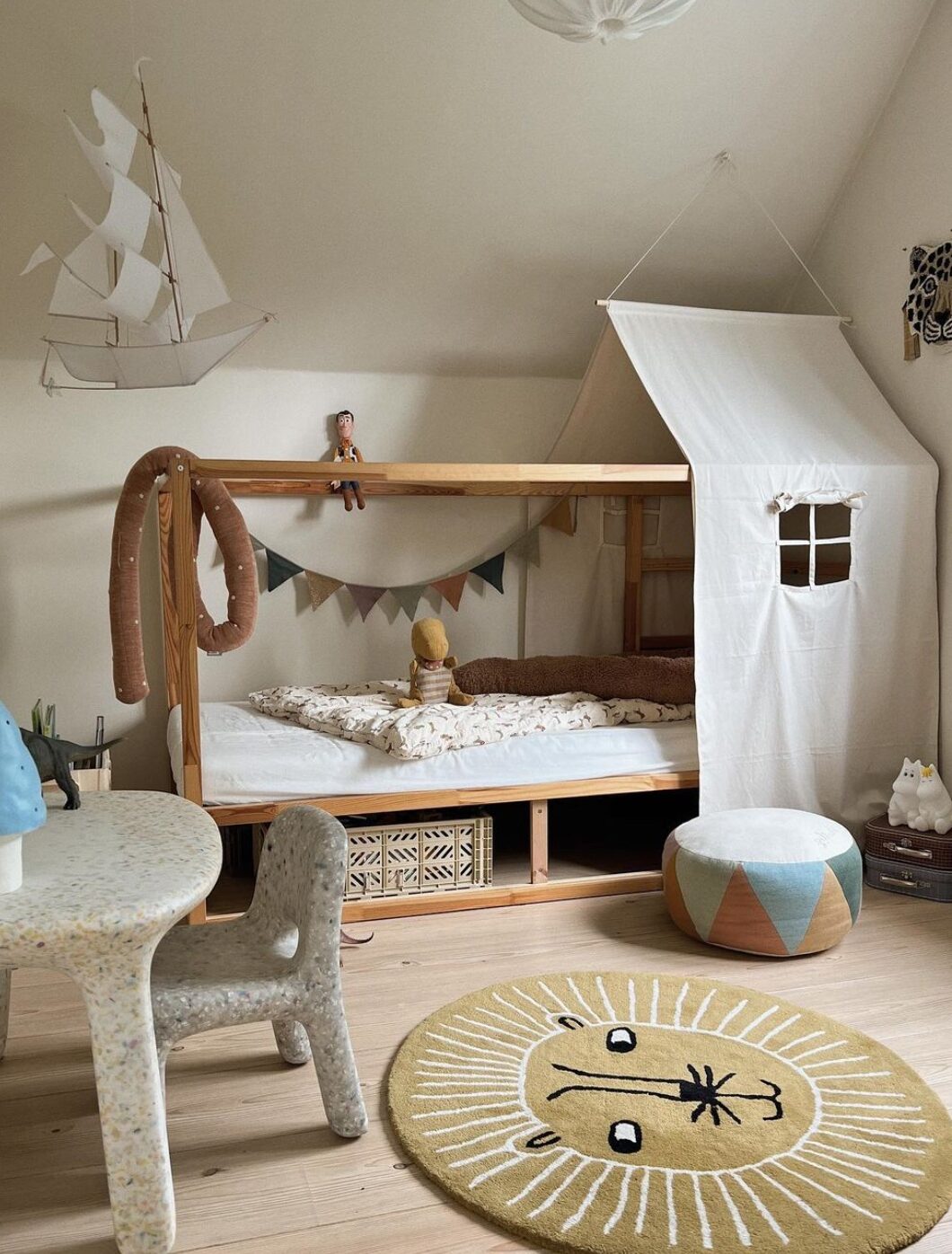 chambre enfant lit cabane tapis rond deco animaliere