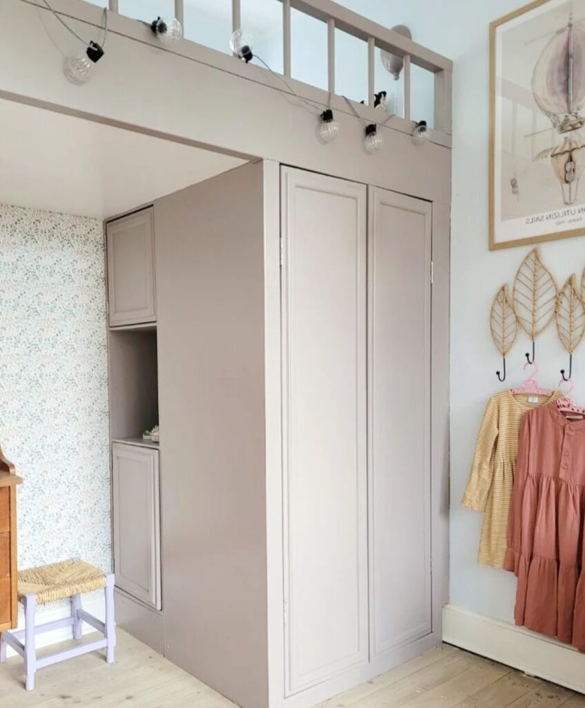 chambre enfant mezzanine bois taupe guirlande lumineuse