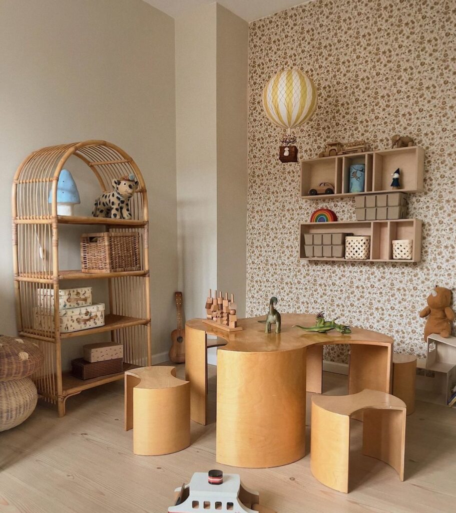 chambre enfant tapisserie fleuri retro marron