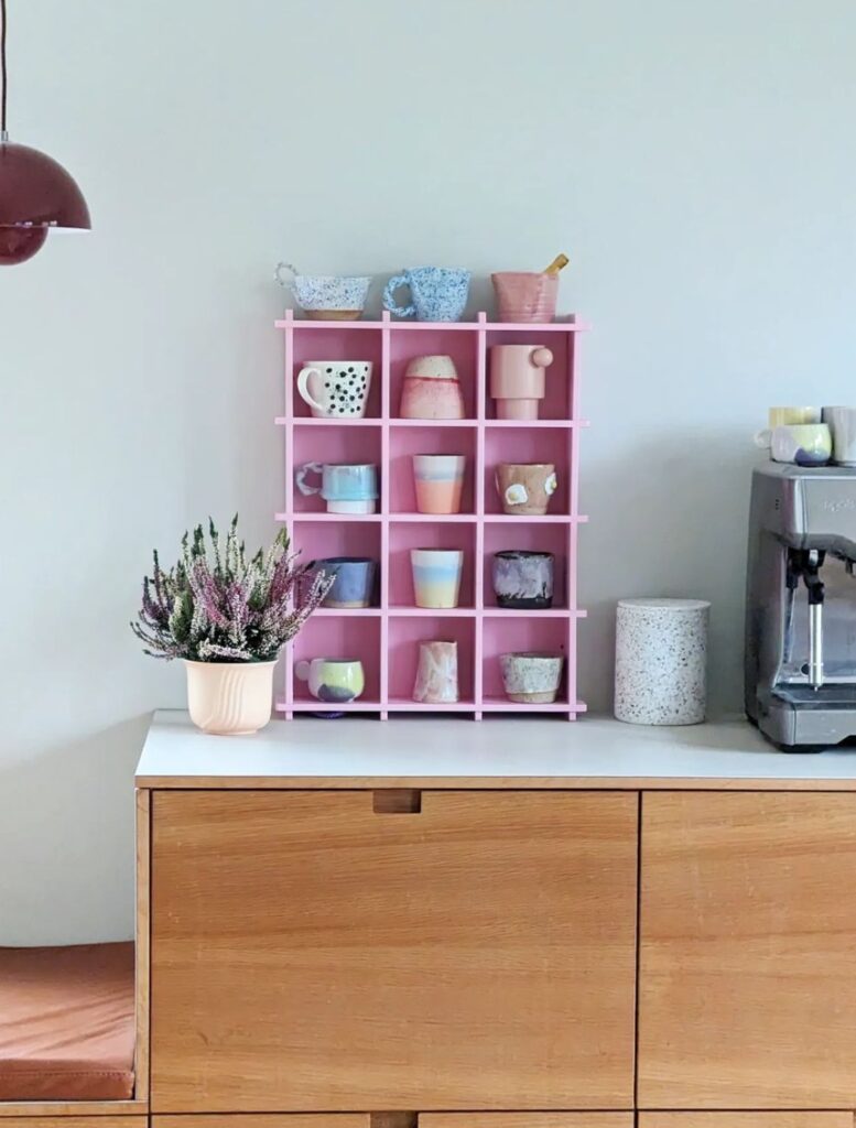 cuisine fonctionnelle meuble bois rose tasse bol