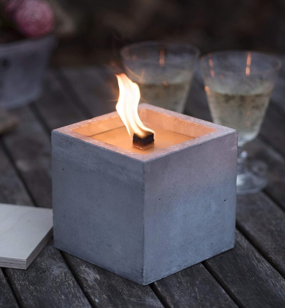 deco exterieure bougie beton gris carre table bois