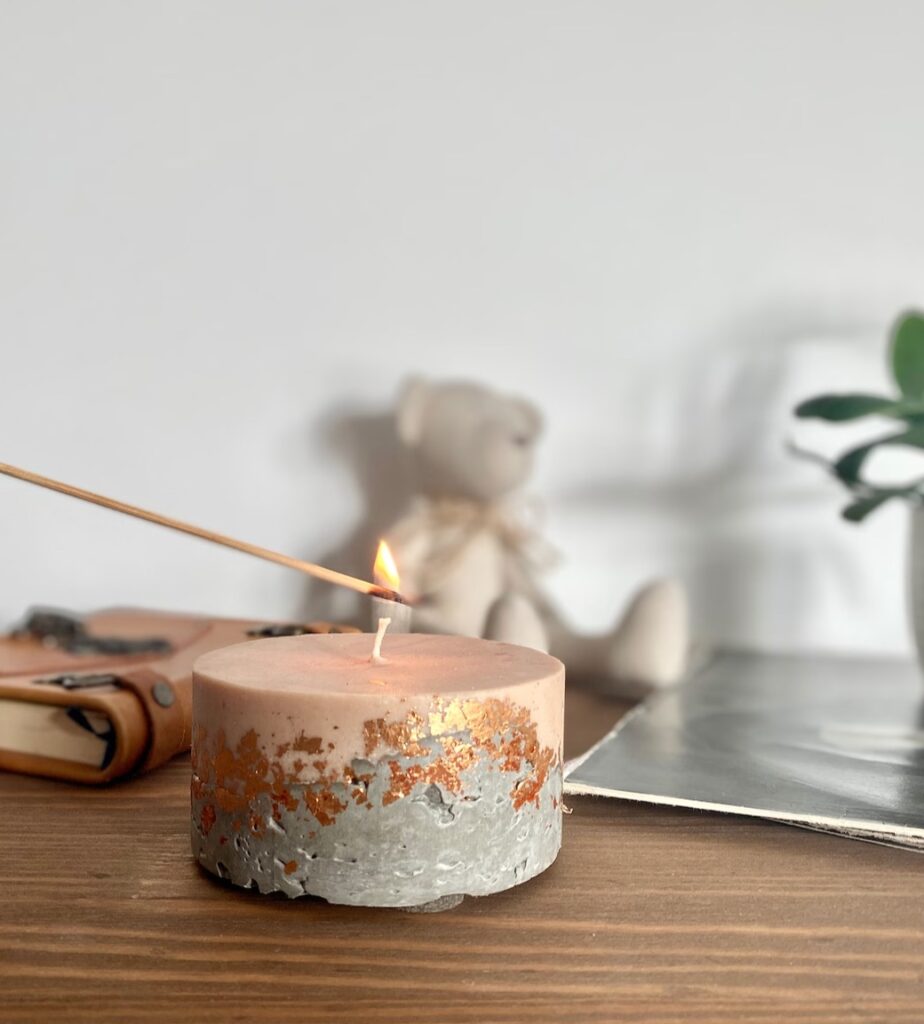 deco maison tendance Bougie Beton gris rose doree elegant