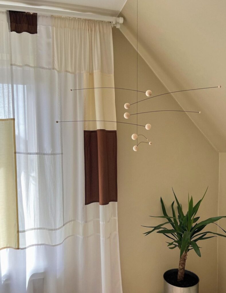 rideaux fluide suspension design plante verte chambre parentale