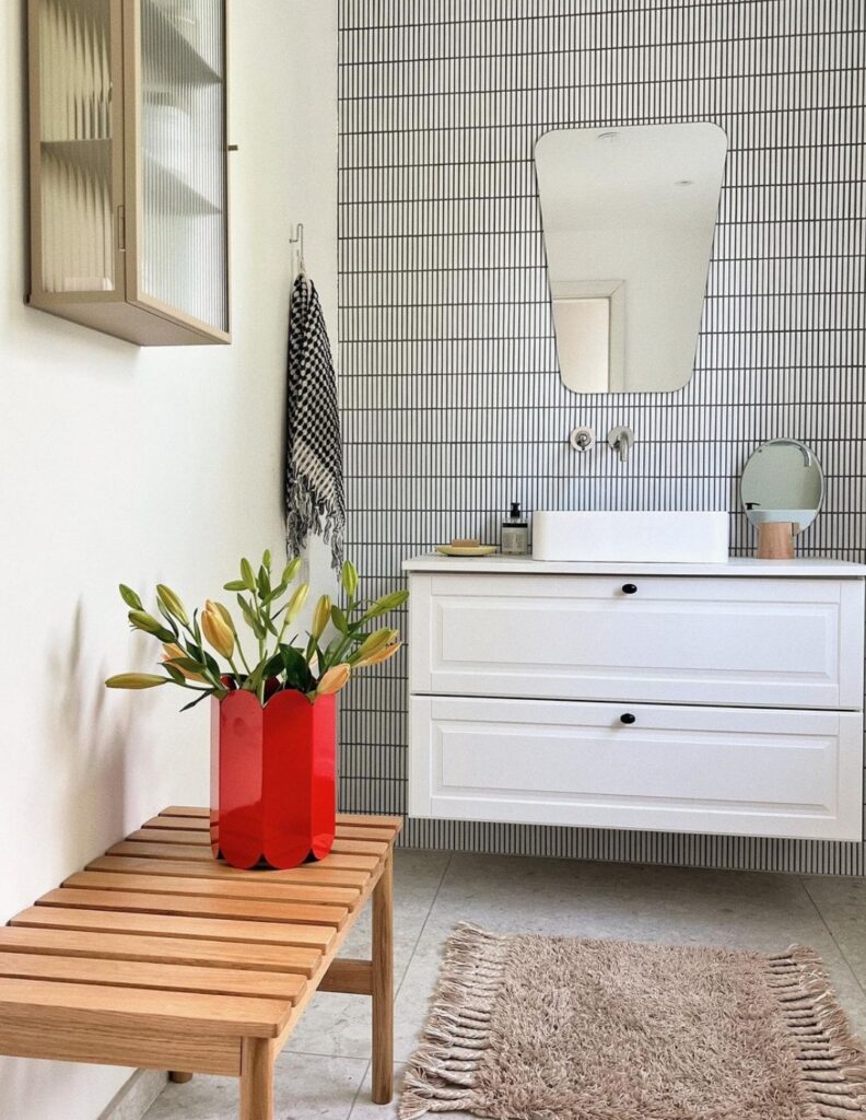 salle de bain mur carrelage tapis taupe banc bois