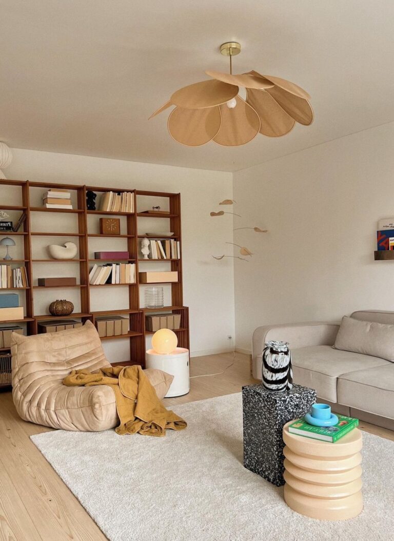 salon tapis beige fauteuil suspension petale canape droit gris