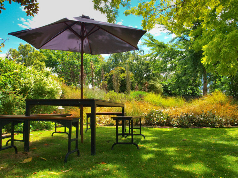 table de jardin bois métal noir parasol violet