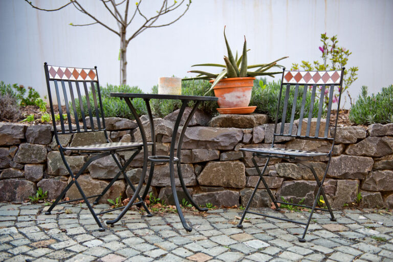 table de jardin fer forgé faïence portugaise carrelage